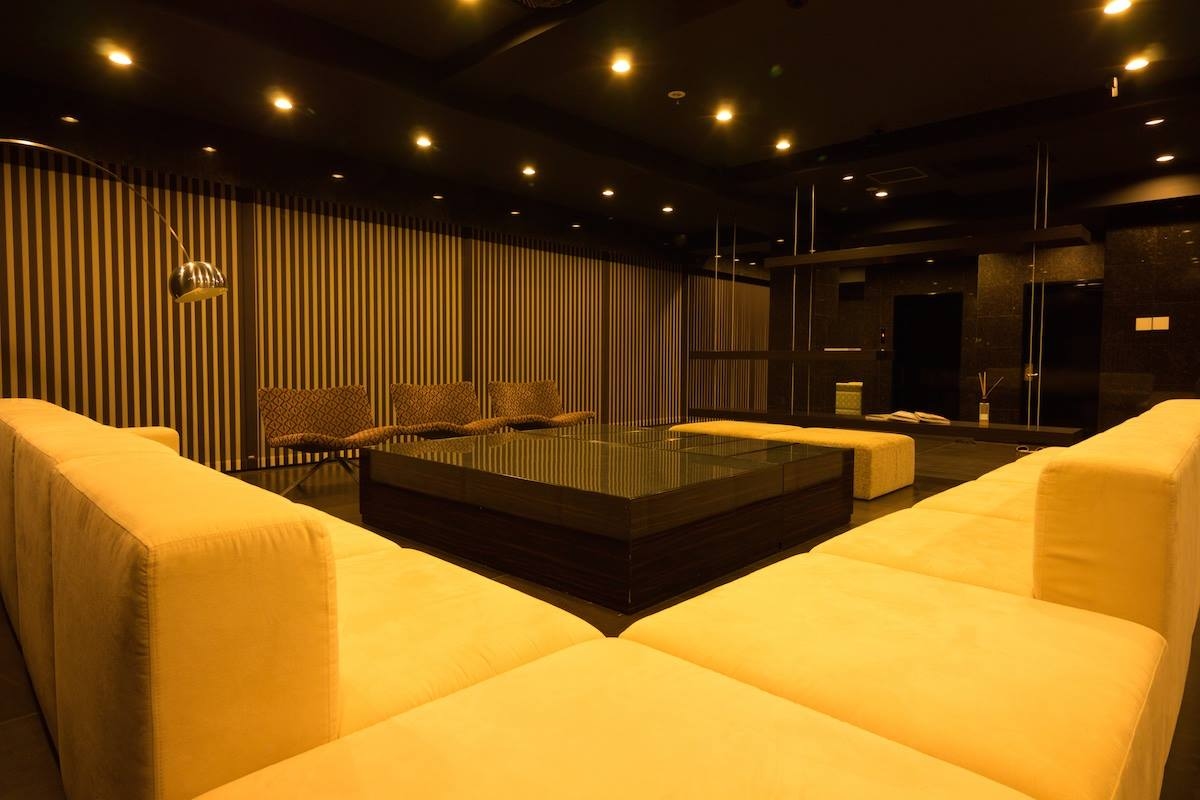 レイアウト自由なソファースペース。100インチプロジェクターとシアターシステム完備。