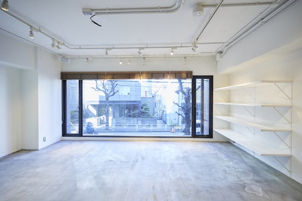 【渋谷駅7分】ファッション系の展示会や撮影会に適した大きな窓からの自然光が特徴なレンタルスペース