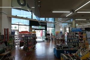 【フタバ図書TSUTAYA広店】プロモーションに最適な店舗入口前のイベントスペース