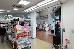 【フタバ図書TSUTAYA広店】プロモーションに最適な店舗入口前のイベントスペース