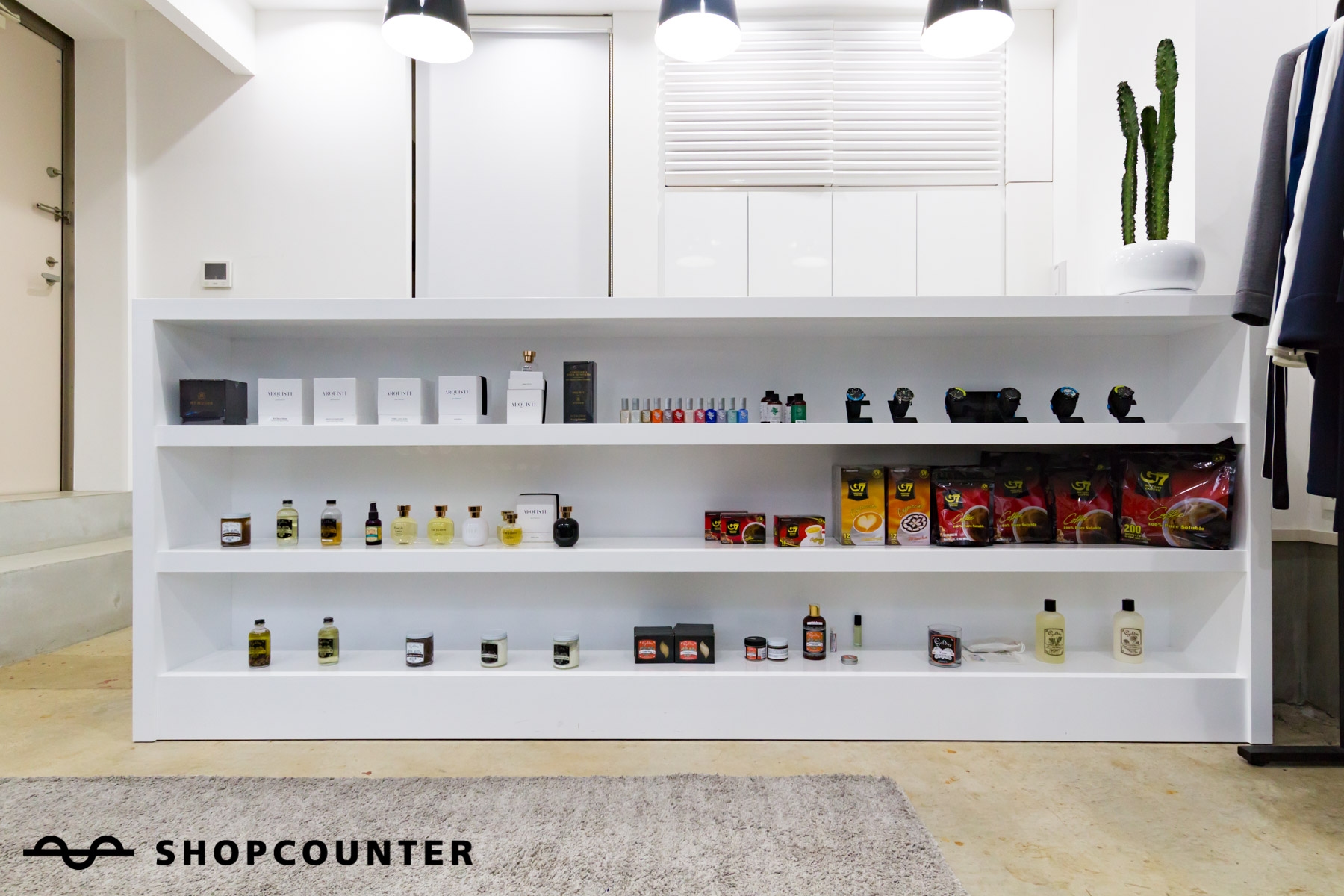 カウンター前の展示棚もご自由にご利用頂けます。