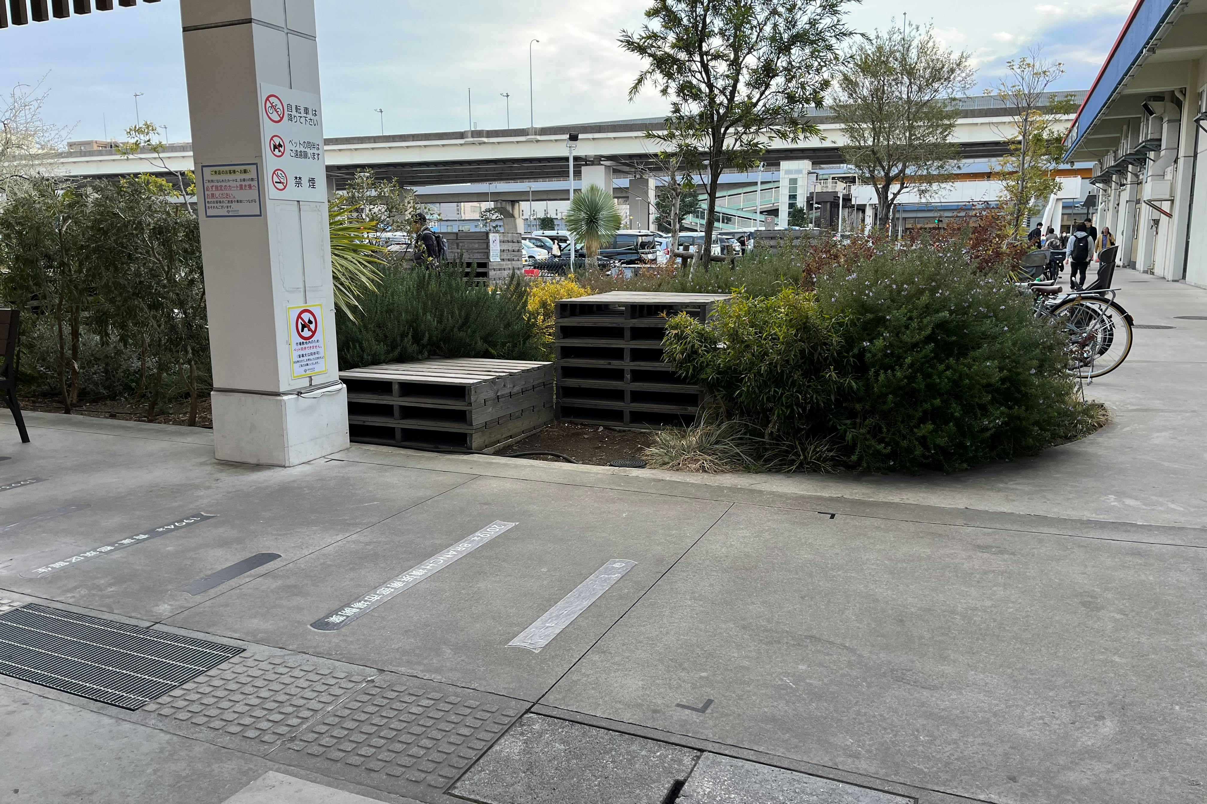 【BRANCH横浜南部市場】 販促イベントに利用可能な王将前にある屋外スペース