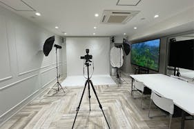 【赤坂駅4分】写真・動画撮影に適した大型モニター完備の白を基調としたスタジオ