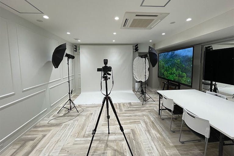 【赤坂駅4分】写真・動画撮影に適した大型モニター完備の白を基調としたスタジオの画像2