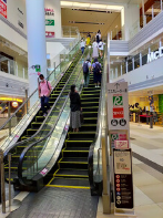 【イオンモール岡山】モール内広告 エスカレーター