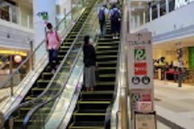 【イオンモール岡山】モール内広告 エスカレーター