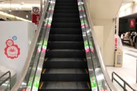【イオンモール岡山】モール内広告 エスカレーター