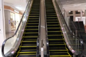 【イオンモール岡山】モール内広告 エスカレーター