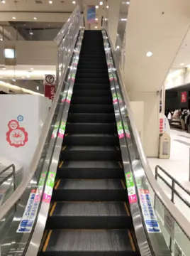 【イオンモール岡山】モール内広告 エスカレーターの画像