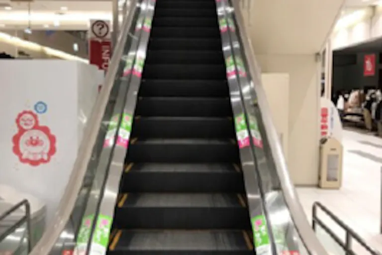 【イオンモール岡山】モール内広告 エスカレーターの画像1