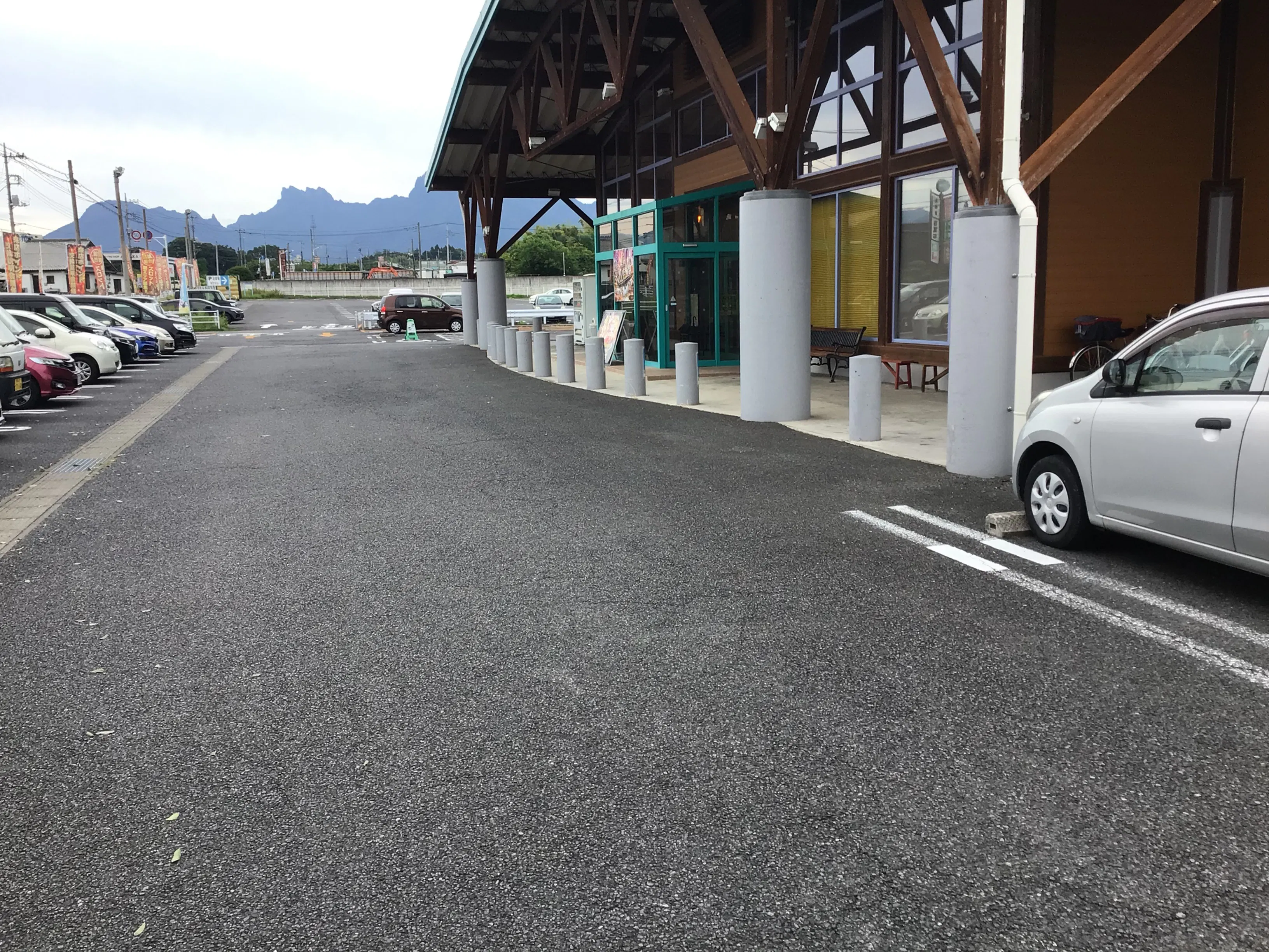 【ダイナム群馬安中店】キッチンカー出店やプロモーションイベントに最適なアミューズメント施設のイベントスペース(②店舗正面出入口前右側)