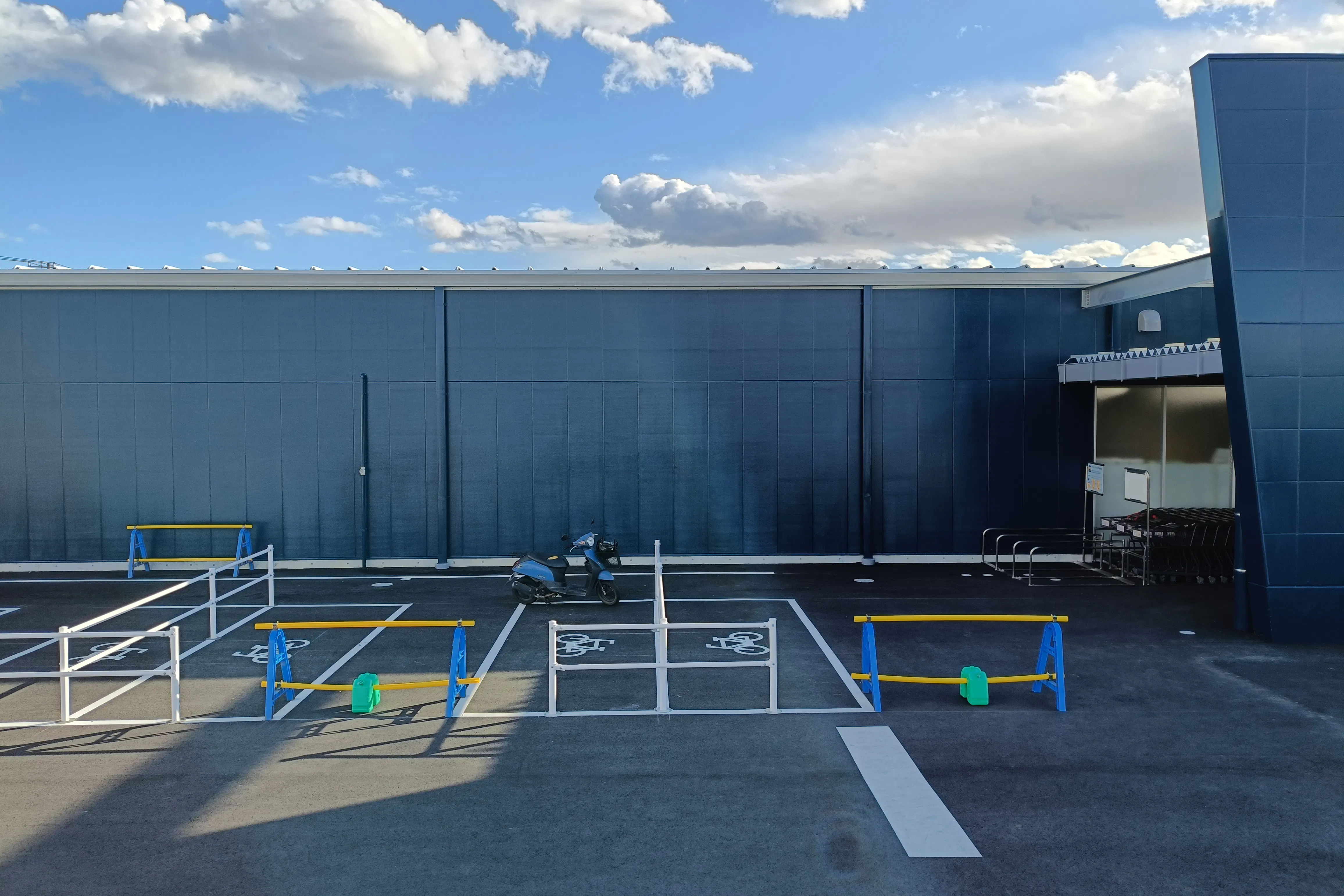 【メガセンタートライアル桜の郷店】キッチンカーや物販の出店が可能な Ⓓ 屋外催事スペース②