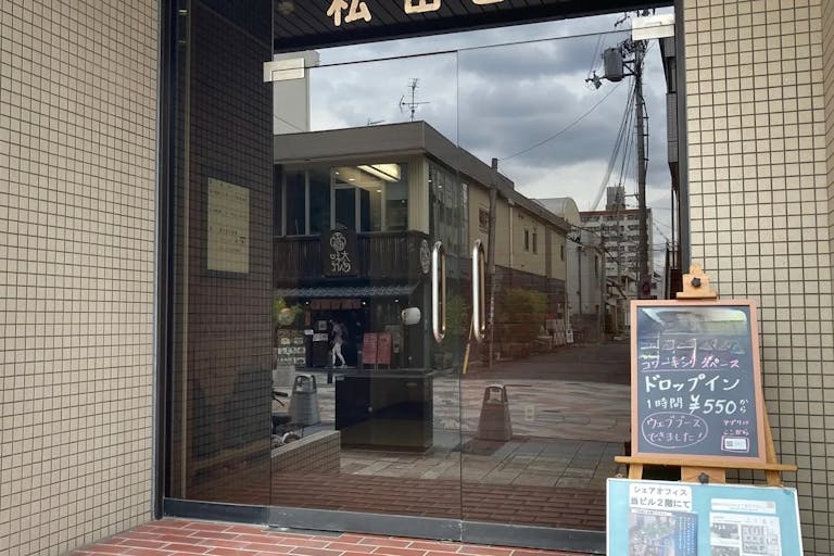 ビルの入り口です。