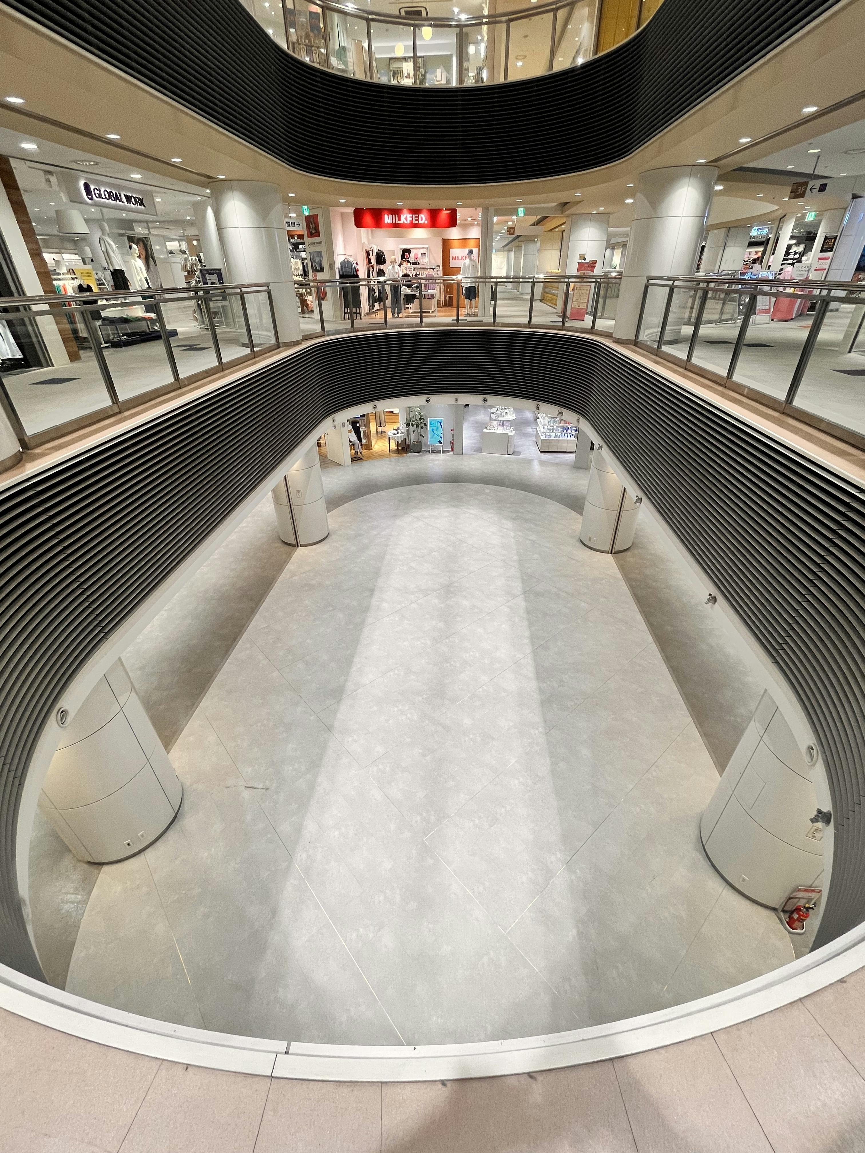 【アミュプラザ鹿児島】広々とした大型スペース。キャラクターやファッション関係の雑貨の催事に適した2F吹き抜けポップアップスペースの画像