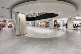 【アミュプラザ鹿児島】広々とした大型スペース。キャラクターやファッション関係の雑貨の催事に適した2F吹き抜けポップアップスペース