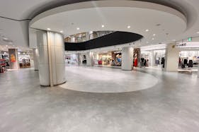 【アミュプラザ鹿児島】広々とした大型スペース。キャラクターやファッション関係の雑貨の催事に適した2F吹き抜けポップアップスペース