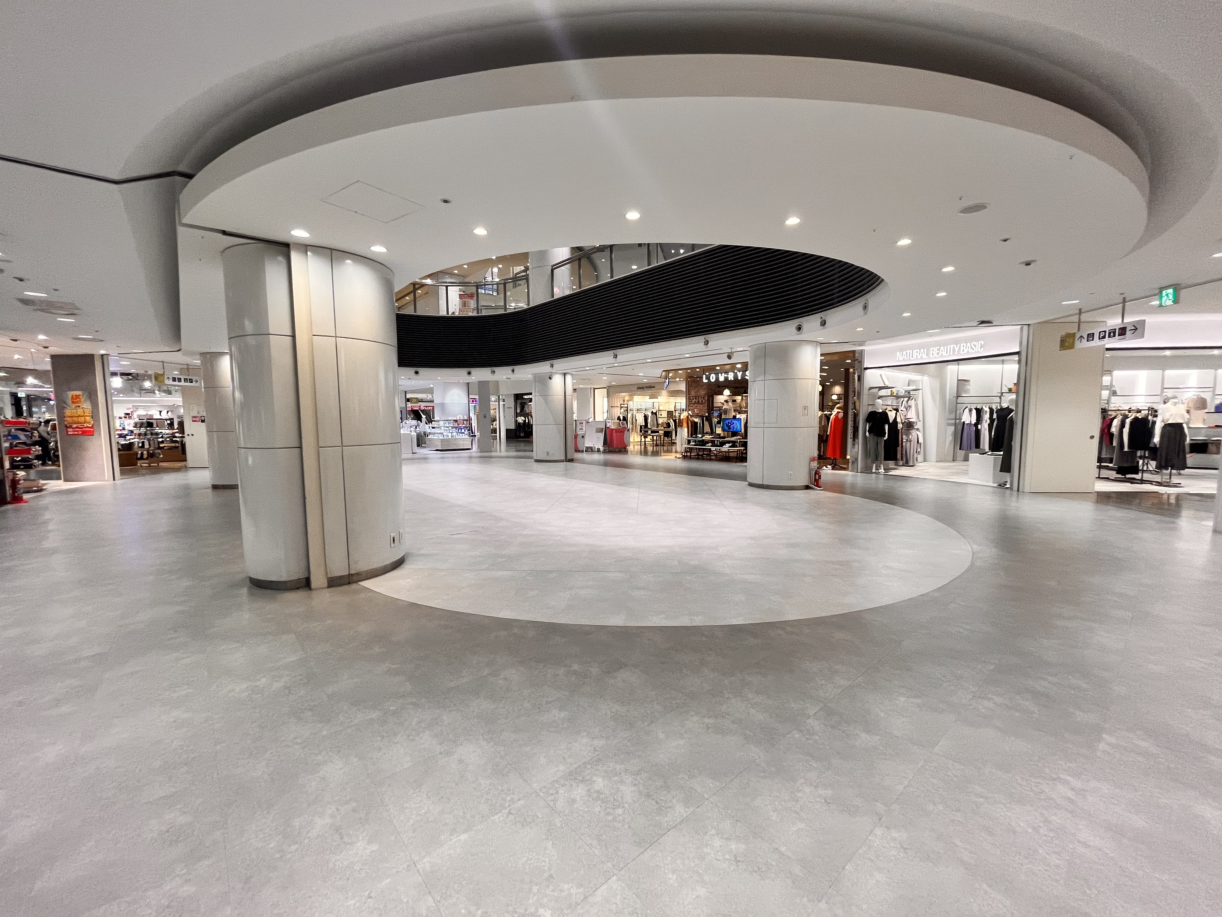 【アミュプラザ鹿児島】広々とした大型スペース。キャラクターやファッション関係の雑貨の催事に適した2F吹き抜けポップアップスペース