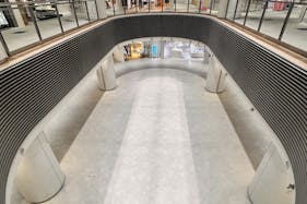 【アミュプラザ鹿児島】広々とした大型スペース。キャラクターやファッション関係の雑貨の催事に適した2F吹き抜けポップアップスペース