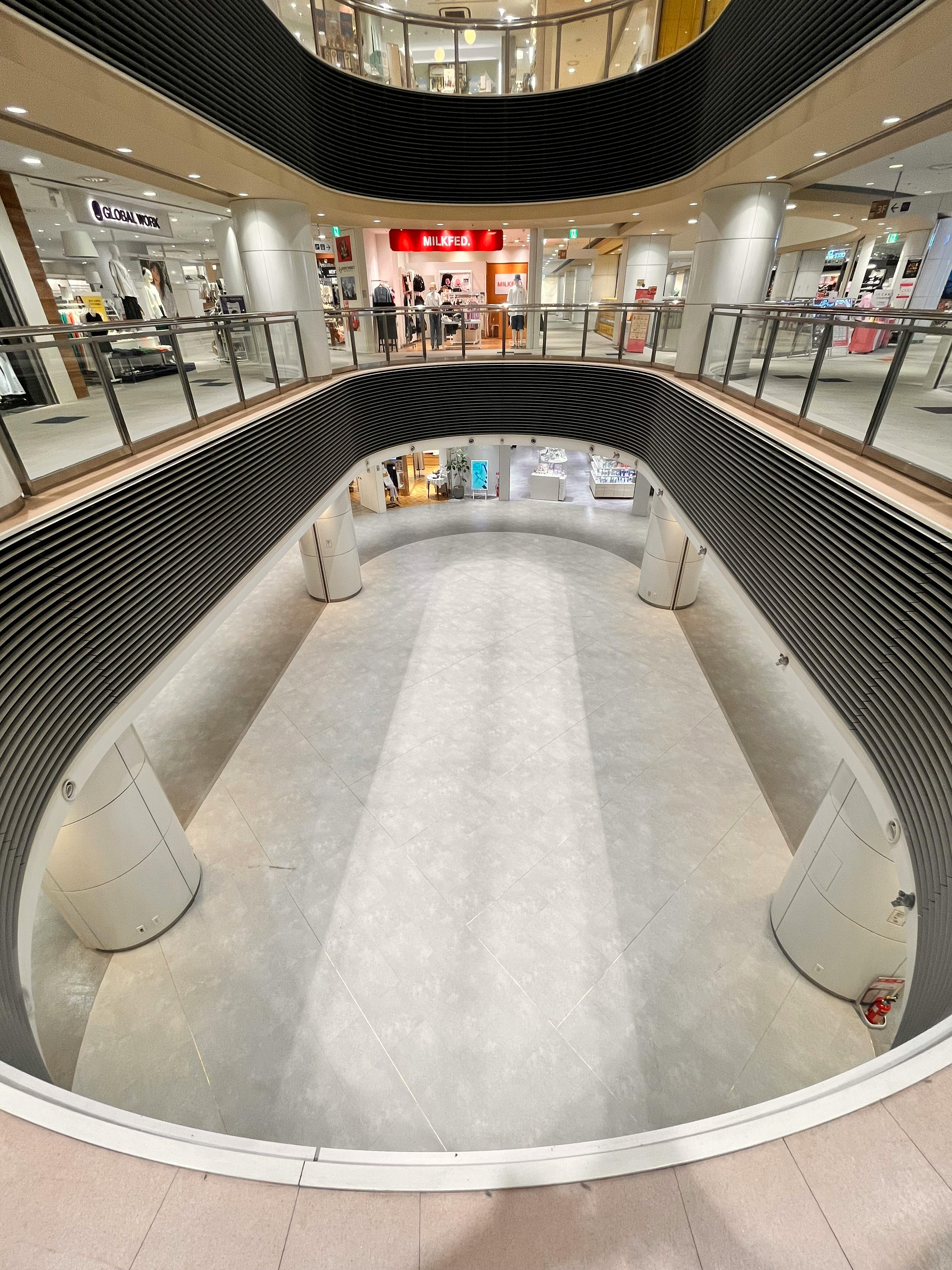 【アミュプラザ鹿児島】広々とした大型スペース。キャラクターやファッション関係の雑貨の催事に適した2F吹き抜けポップアップスペースの画像