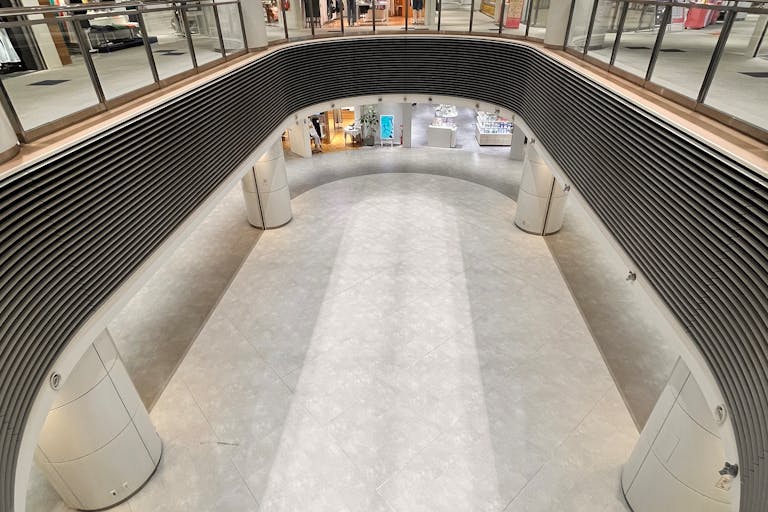 【アミュプラザ鹿児島】広々とした大型スペース。キャラクターやファッション関係の雑貨の催事に適した2F吹き抜けポップアップスペースの画像1