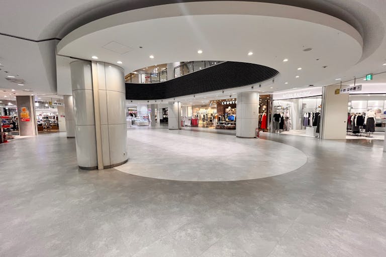 【アミュプラザ鹿児島】広々とした大型スペース。キャラクターやファッション関係の雑貨の催事に適した2F吹き抜けポップアップスペースの画像2