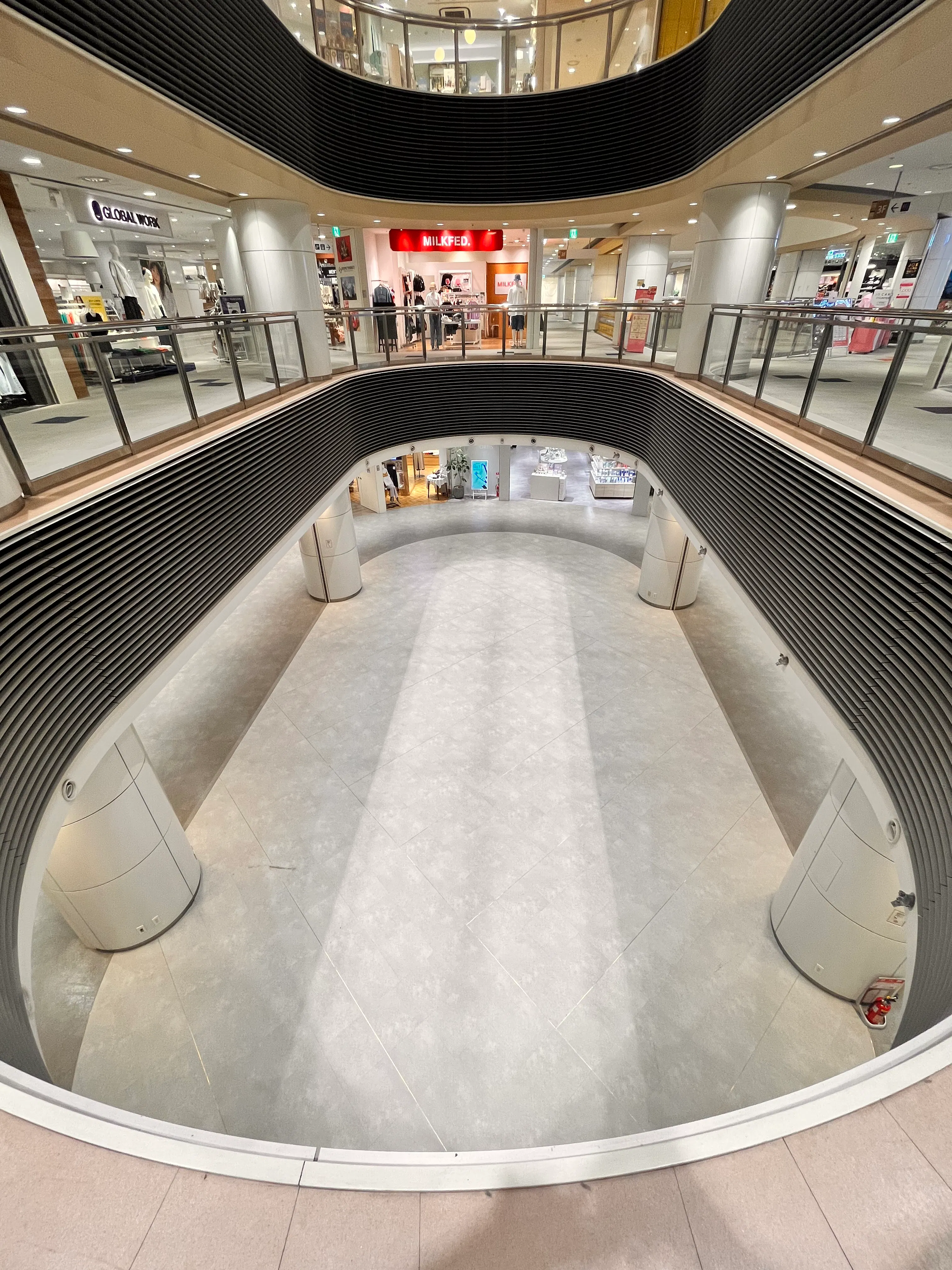 【アミュプラザ鹿児島】広々とした大型スペース。キャラクターやファッション関係の雑貨の催事に適した2F吹き抜けポップアップスペースの画像