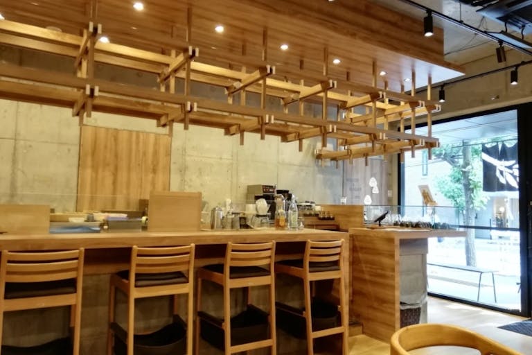 八幡通り沿いにある路面スペースです。