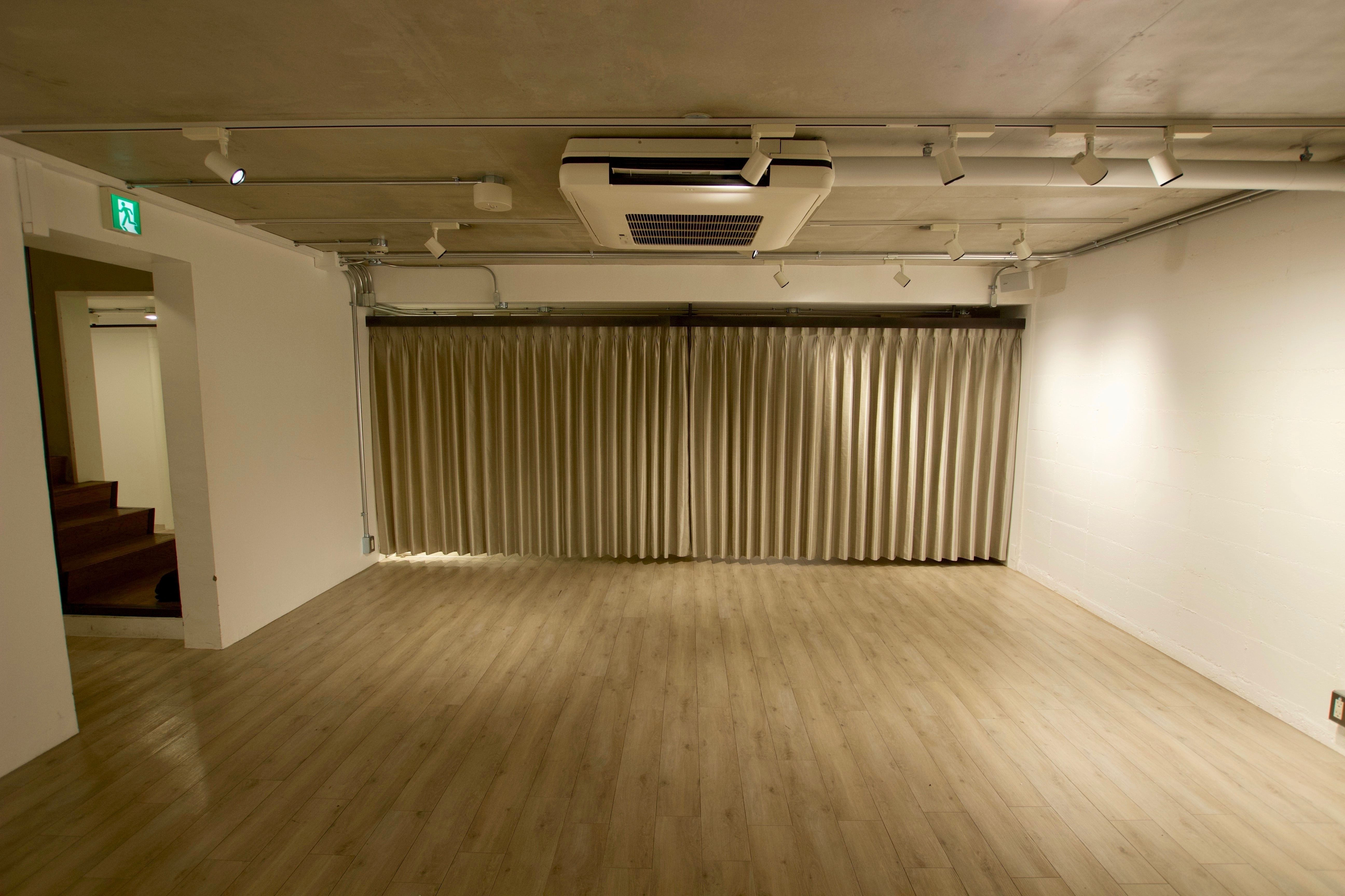 【表参道駅5分】撮影や展示会に適した駐車場付きの路面イベントスペース(1F)