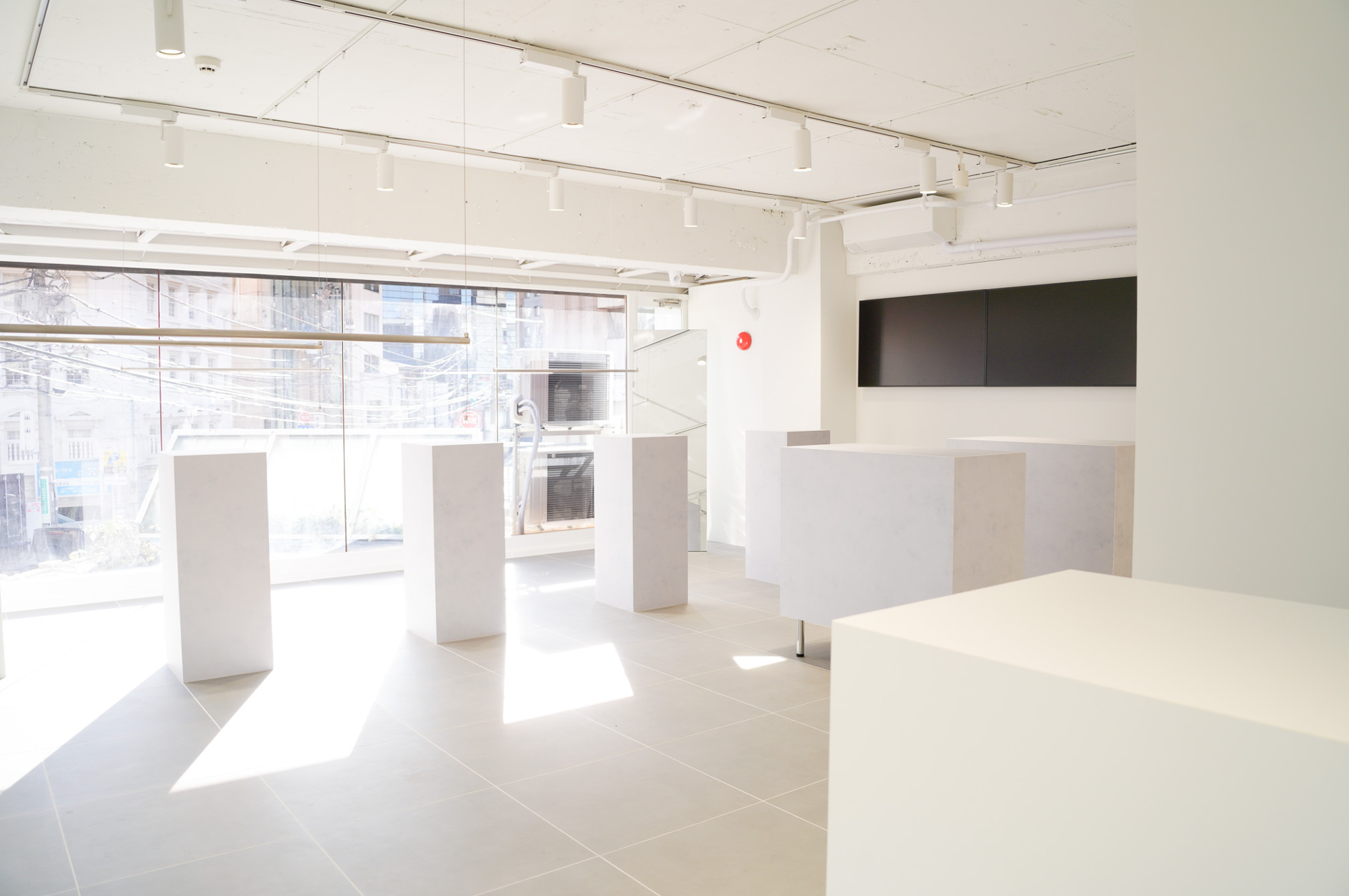 【神宮外苑エリア】視認性抜群、自然光が映える、PR・展示会・アパレルのポップアップストアに最適なスペース