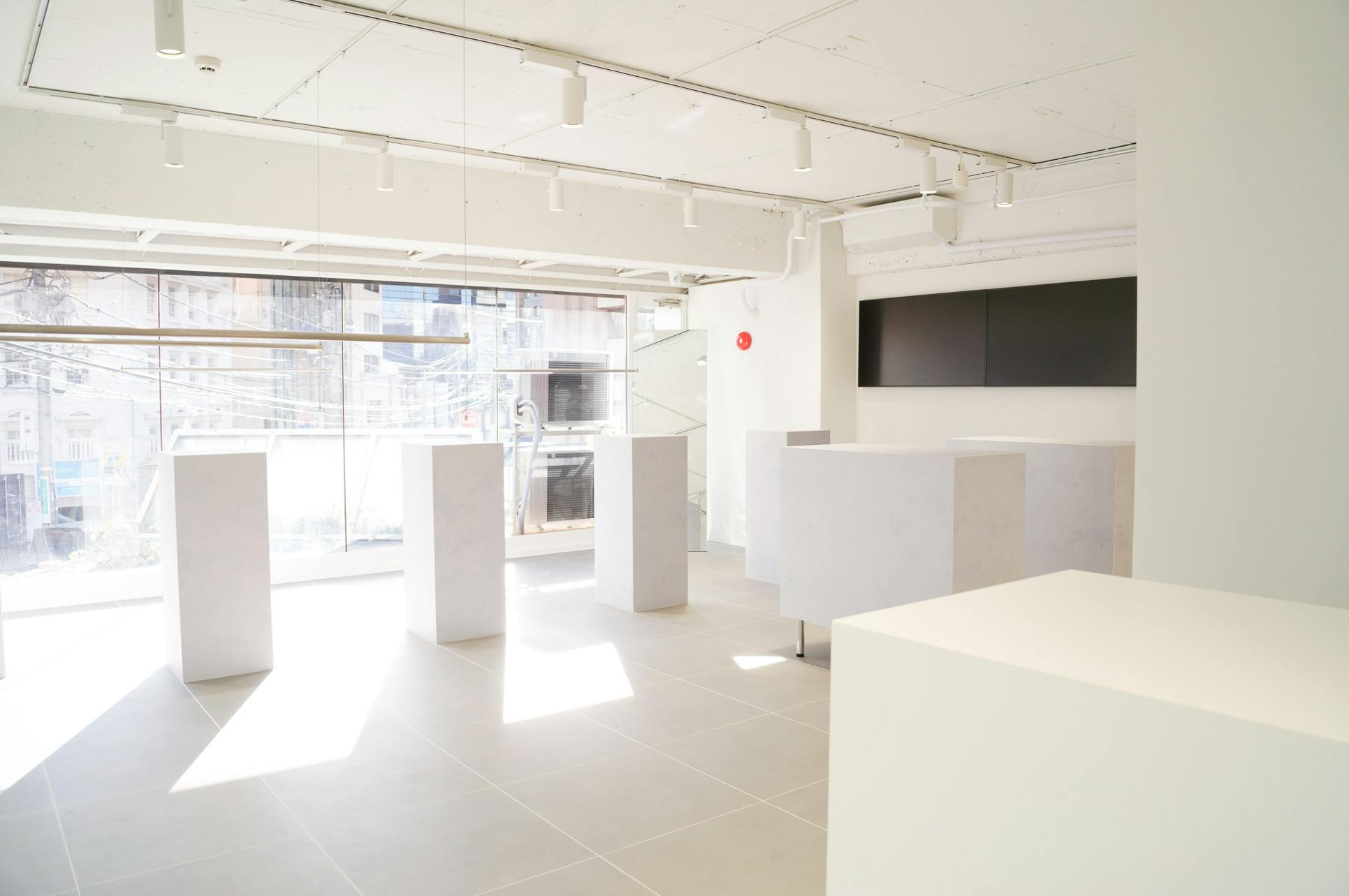 【神宮外苑エリア】視認性抜群、自然光が映える、PR・展示会・アパレルのポップアップストアに最適なスペース