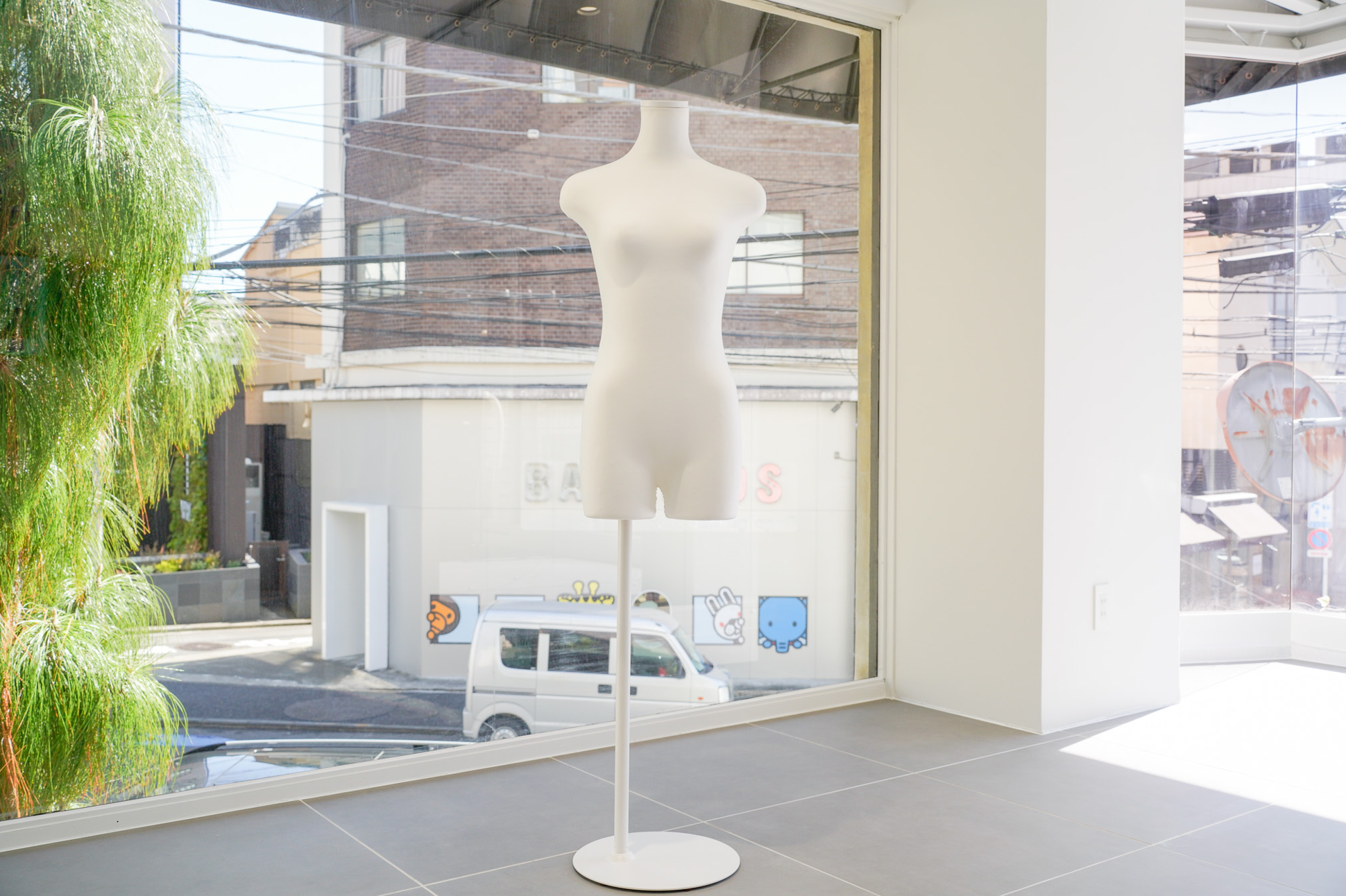 【神宮外苑エリア】視認性抜群、自然光が映える、PR・展示会・アパレルのポップアップストアに最適なスペース