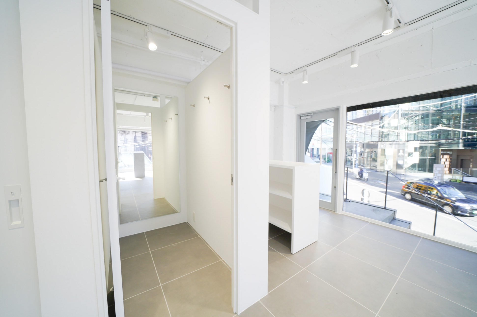 【神宮外苑エリア】視認性抜群、自然光が映える、PR・展示会・アパレルのポップアップストアに最適なスペース