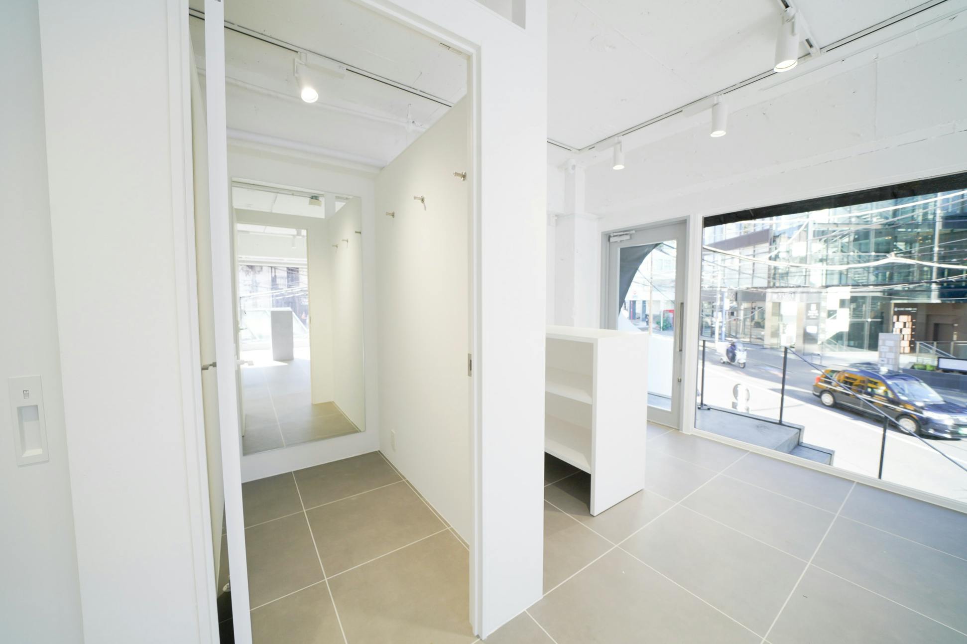 【神宮外苑エリア】視認性抜群、自然光が映える、PR・展示会・アパレルのポップアップストアに最適なスペース