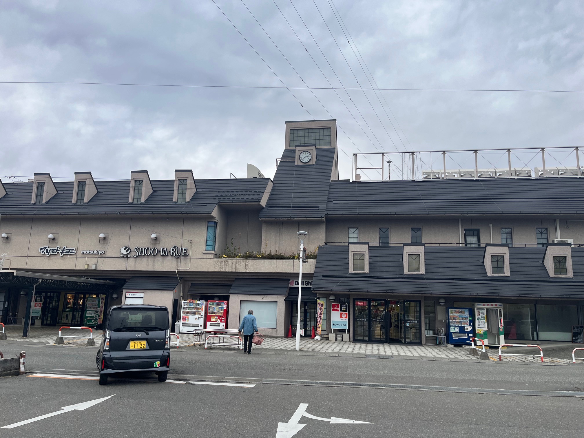 【ベルシャイン伊那店】キッチンカー出店やプロモーション催事に最適な南側出入口横の屋外スペース