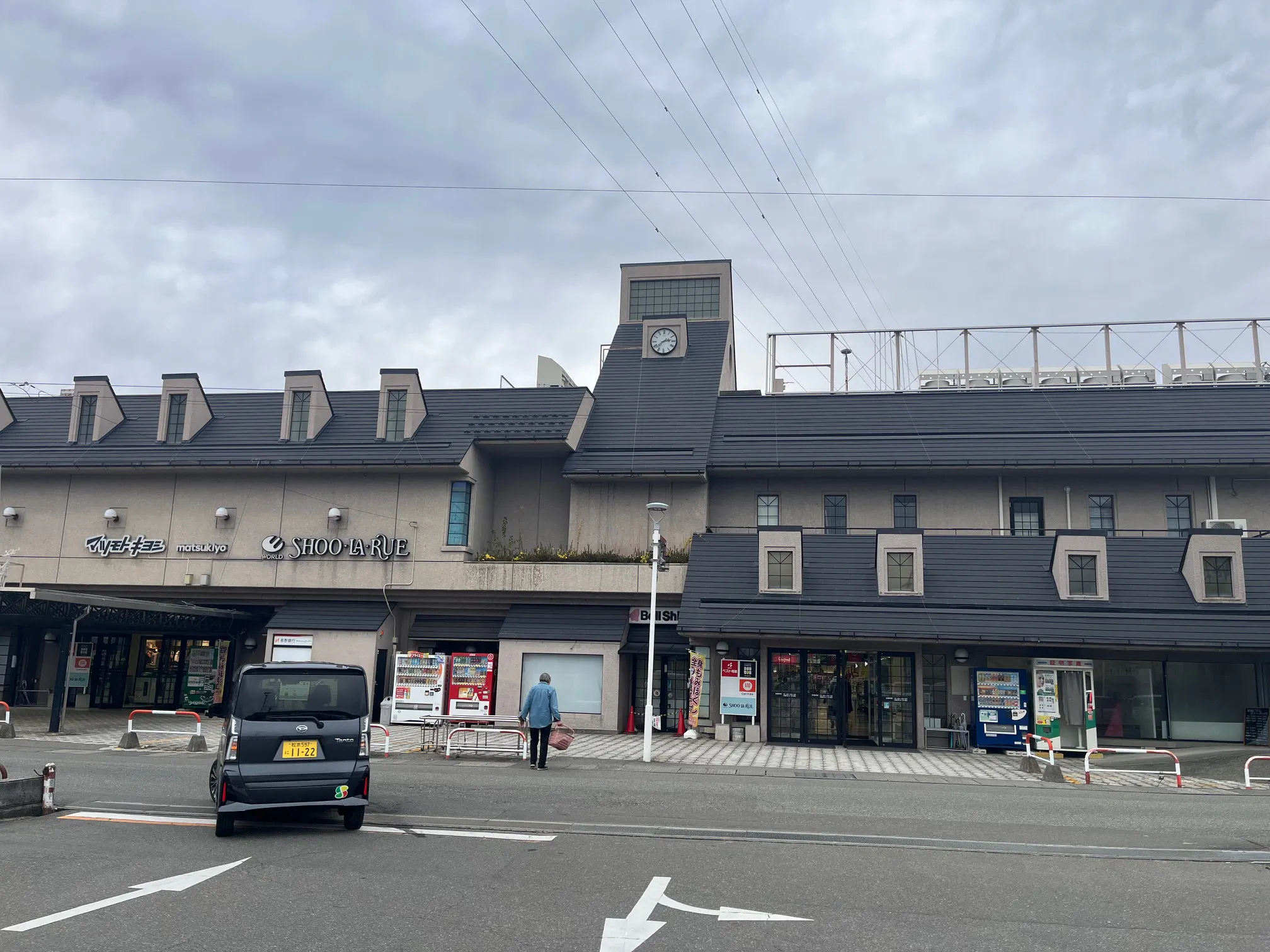 【ベルシャイン伊那店】キッチンカー出店やプロモーション催事に最適な南側出入口横の屋外スペース