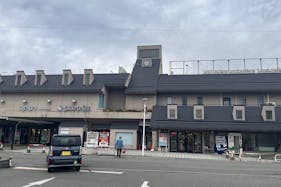 【ベルシャイン伊那店】キッチンカー出店やプロモーション催事に最適な南側出入口横の屋外スペース