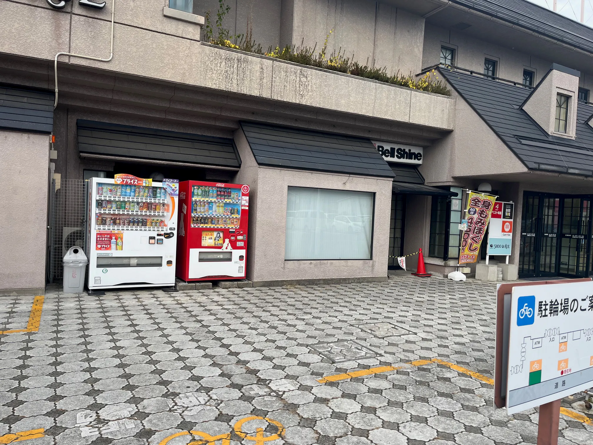 【ベルシャイン伊那店】キッチンカー出店やプロモーション催事に最適な南側出入口横の屋外スペース