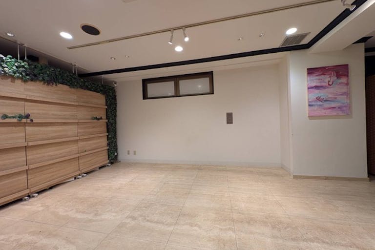 【表参道駅7分】アートやアパレルの展示会に最適な青山路面ガラス張りの土日祝限定のギャラリーの画像2