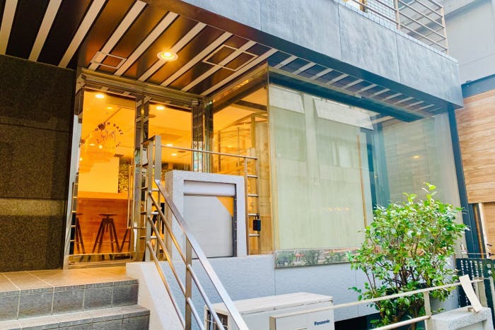 【表参道駅7分】アートやアパレルの展示会に最適な青山路面ガラス張りの土日祝限定のギャラリー