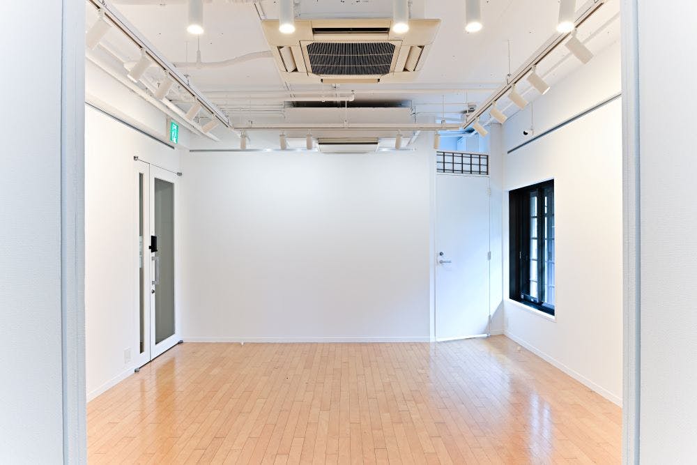 表参道ヒルズ内、展示会やポップアップに最適なイベントスペース(試着室・天吊ハンガーパイプあり)