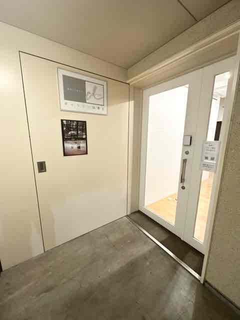 表参道ヒルズ内、展示会やポップアップに最適なイベントスペース(試着室・天吊ハンガーパイプあり)