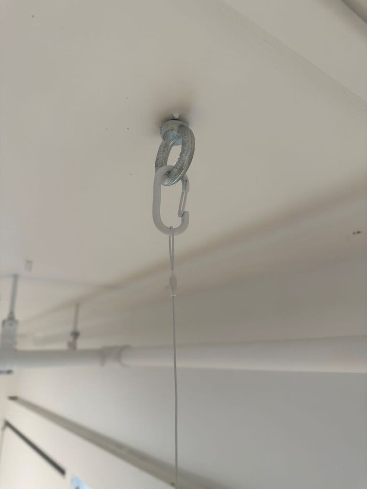 天井は50～70cmごとに、天井から「アイボルト」等で吊るす展示が可能です。