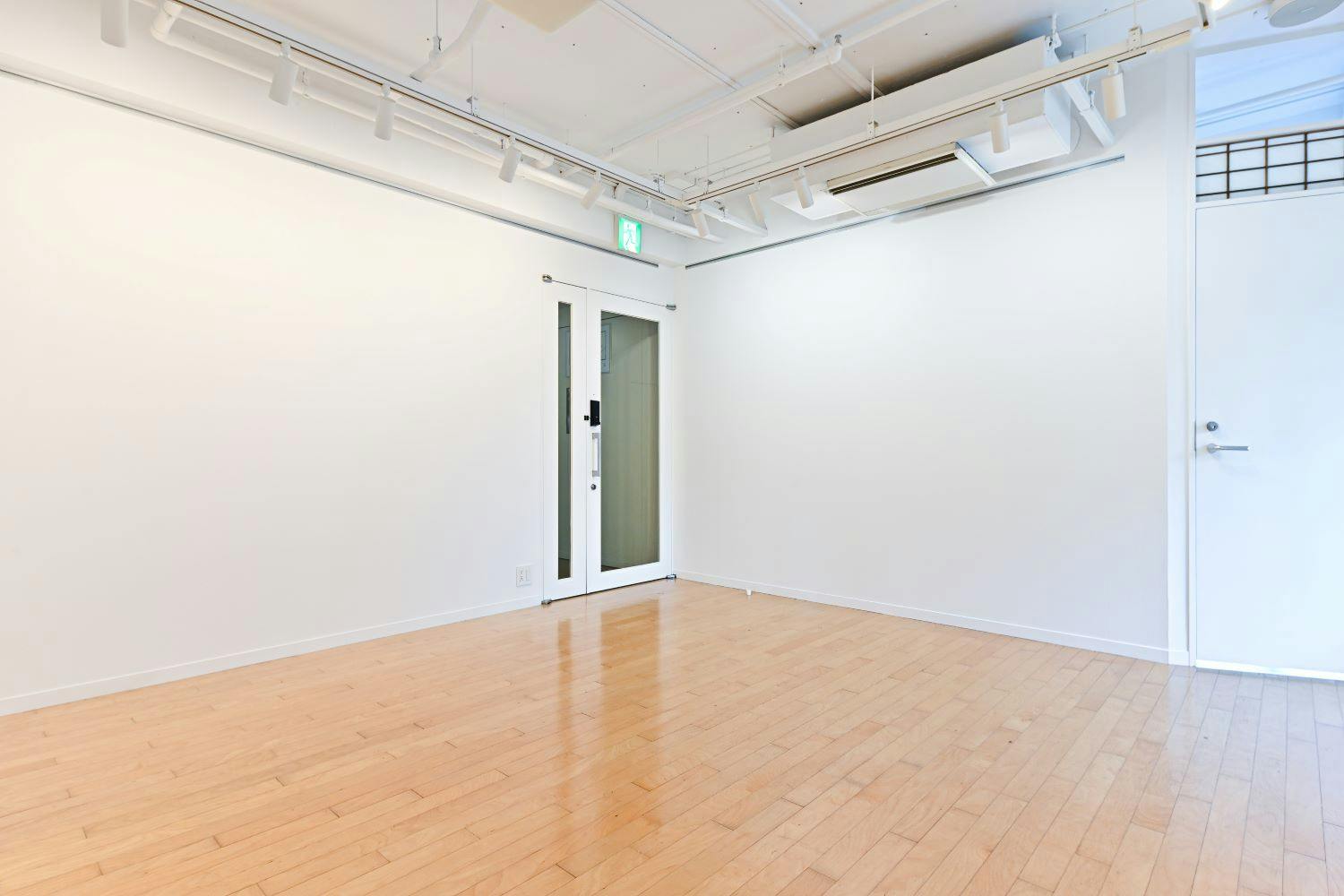 表参道ヒルズ内、展示会やポップアップに最適なイベントスペース(試着室・天吊ハンガーパイプあり)