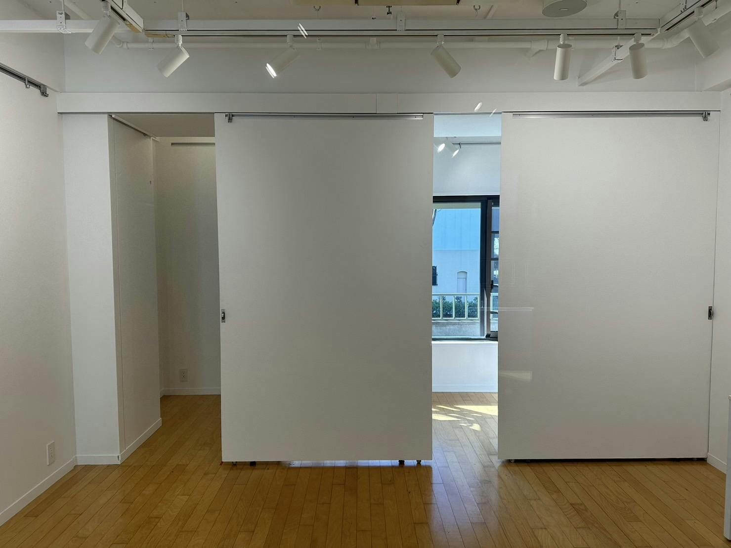 試着室（鏡を設置）または倉庫として、左側の可動壁内空間を使用可能