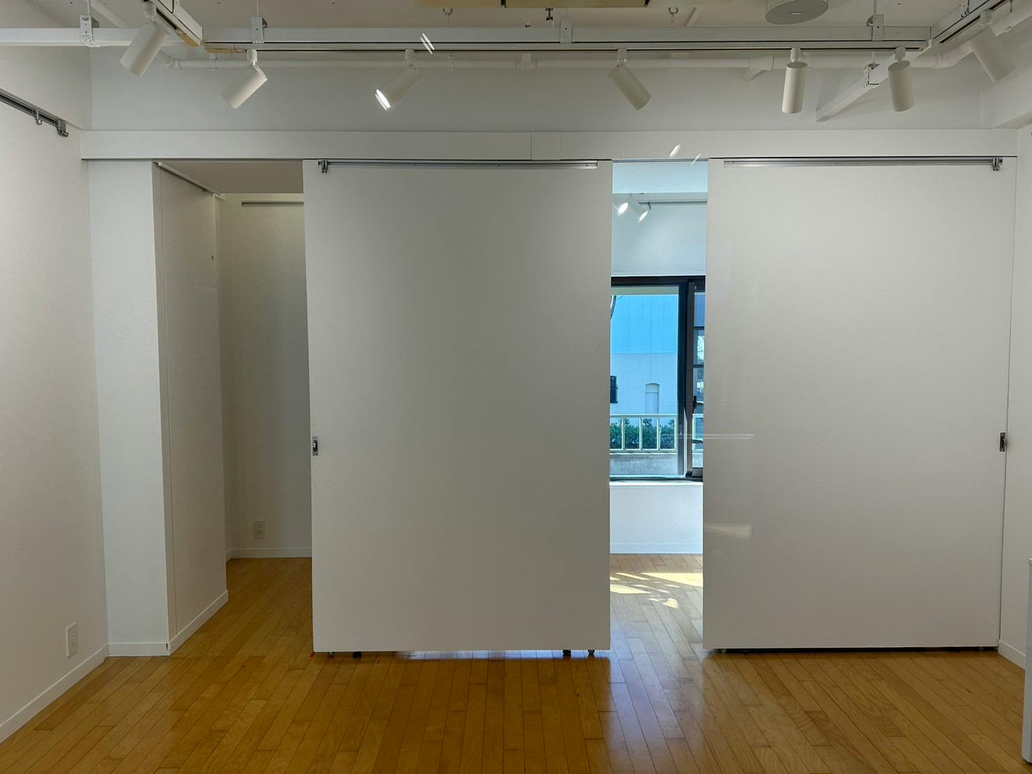 表参道ヒルズ内、展示会やポップアップに最適なイベントスペース(試着室・天吊ハンガーパイプあり)