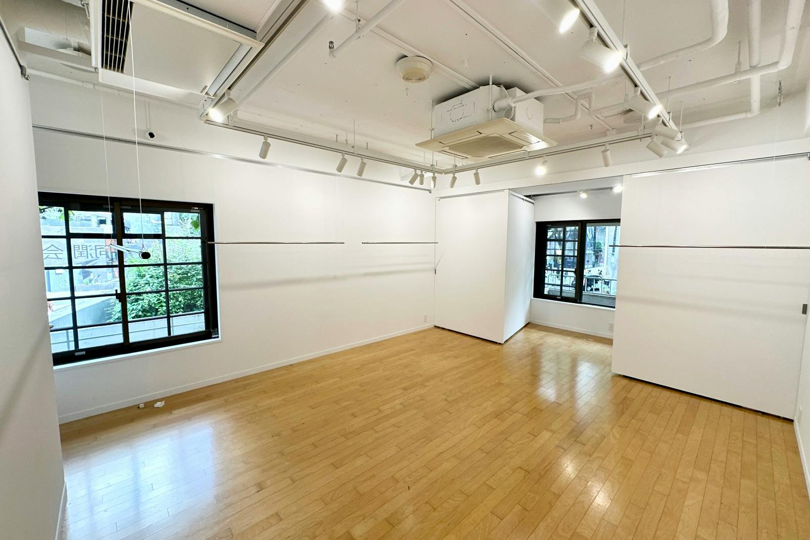 表参道ヒルズ内、展示会やポップアップに最適なイベントスペース(試着室・天吊ハンガーパイプあり)