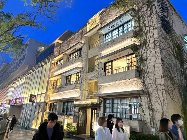 夜の表参道ヒルズ同潤館