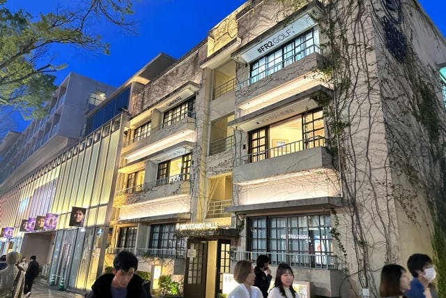 表参道ヒルズ内、展示会やポップアップに最適なイベントスペース(試着室・天吊ハンガーパイプあり)