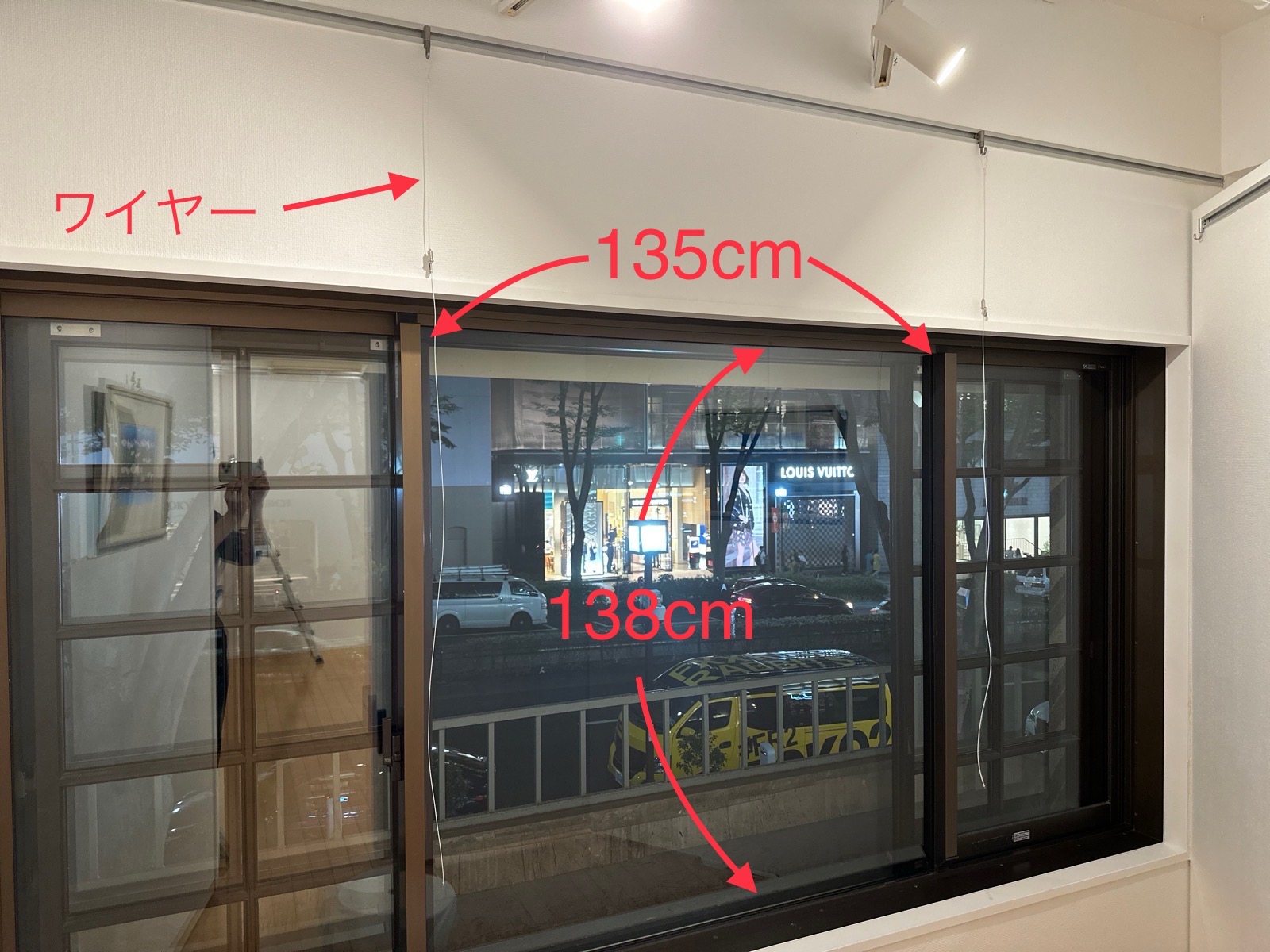 ケヤキ並木側窓にもピクチャーレールがあり、ワイヤーでの吊下げ可能