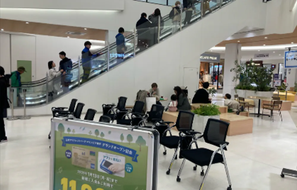 【三井アウトレットパーク マリンピア神戸】1階 南西エスカレーター前